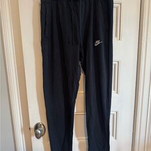 Nike Men's Standard Fit Taper Leg Regular Length Joggers